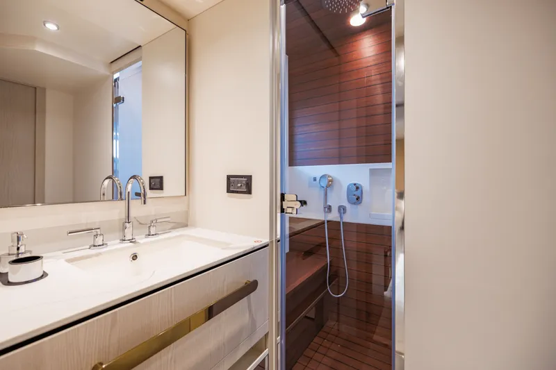 Slide: The Image of Azimut 78 FLY 2023 - 105