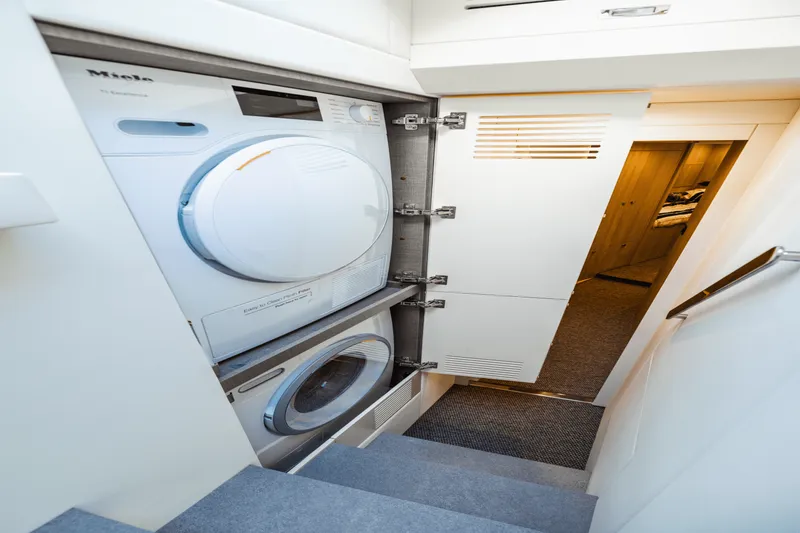 Slide: The Image of Azimut 78 FLY 2023 - 112