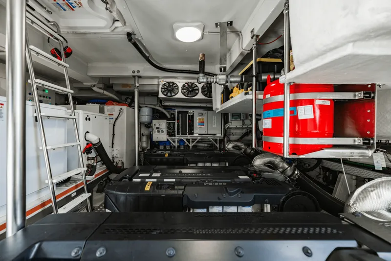 Slide: The Image of Azimut 78 FLY 2023 - 120