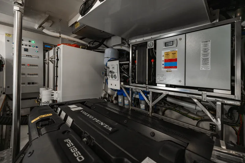 Slide: The Image of Azimut 78 FLY 2023 - 125