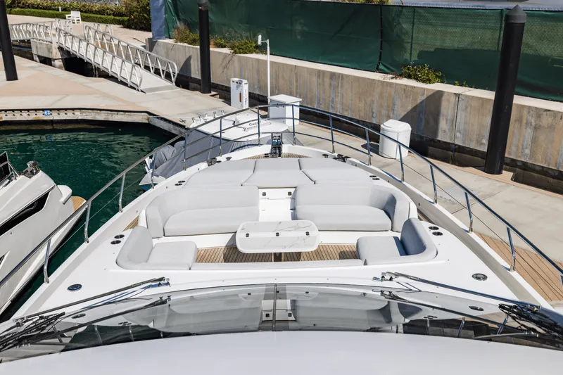 Slide: The Image of Azimut 78 FLY 2023 - 13