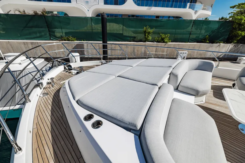 Slide: The Image of Azimut 78 FLY 2023 - 17