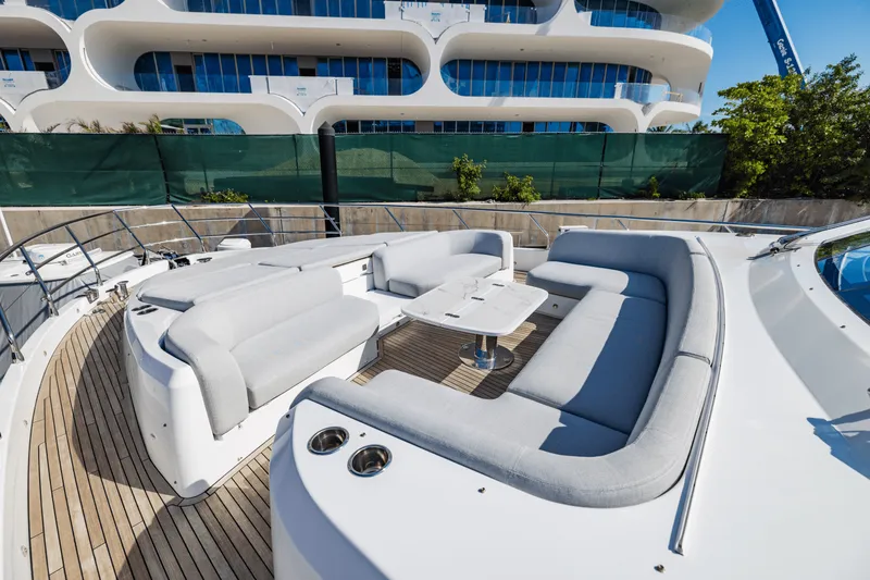 Slide: The Image of Azimut 78 FLY 2023 - 18