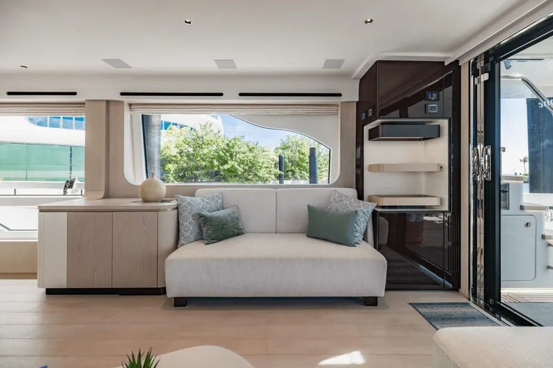 Slide: The Image of Azimut 78 FLY 2023 - 62