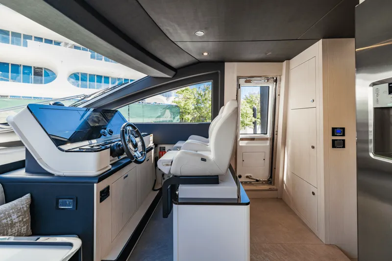 Slide: The Image of Azimut 78 FLY 2023 - 67