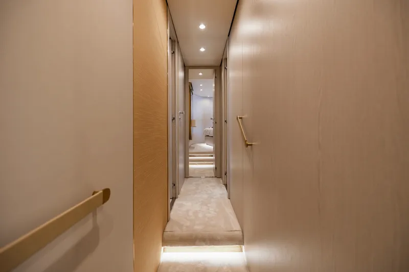 Slide: The Image of Azimut 78 FLY 2023 - 81