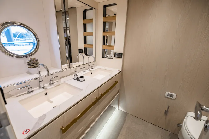 Slide: The Image of Azimut 78 FLY 2023 - 98