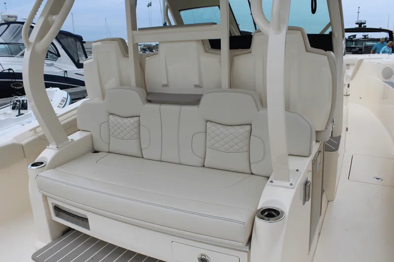 Slide: The Image of Scout 400 LXF 2025 - 16