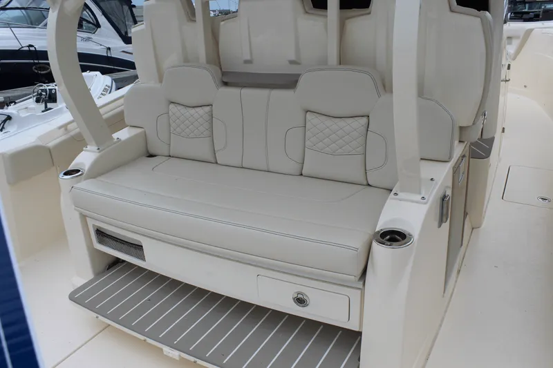 Slide: The Image of Scout 400 LXF 2025 - 17