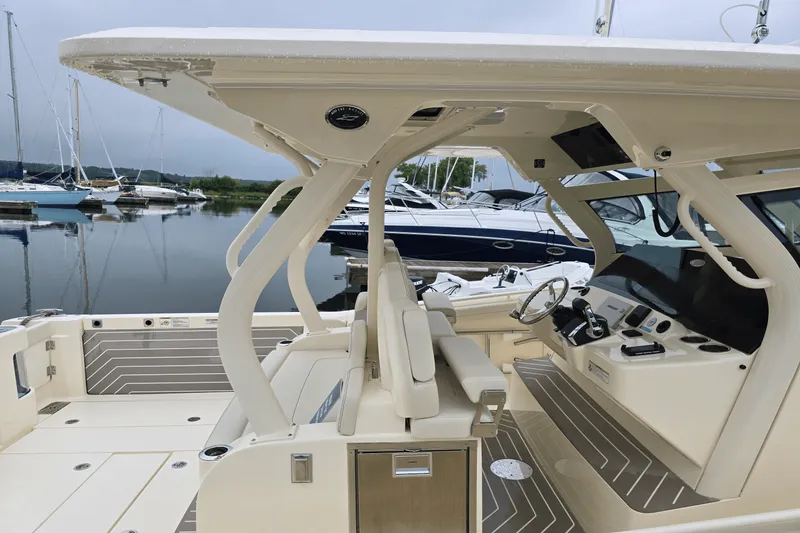 Slide: The Image of Scout 400 LXF 2025 - 19