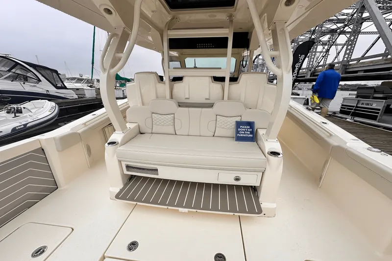 Slide: The Image of Scout 400 LXF 2025 - 20