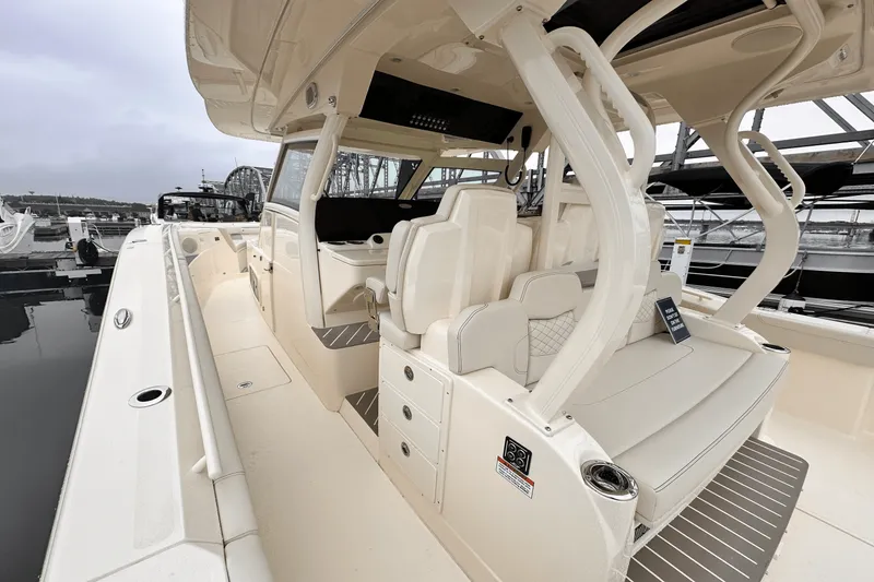 Slide: The Image of Scout 400 LXF 2025 - 21