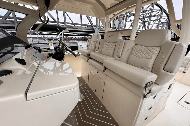 Slide: The Image of Scout 400 LXF 2025 - 30