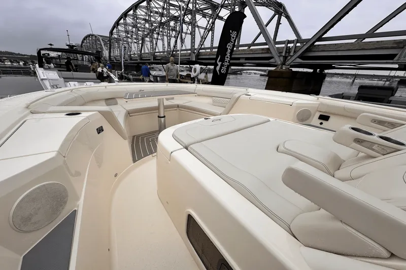 Slide: The Image of Scout 400 LXF 2025 - 31