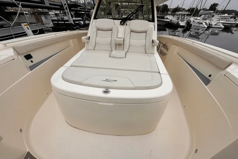 Slide: The Image of Scout 400 LXF 2025 - 33