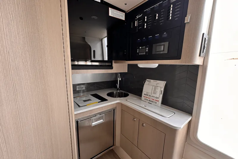 Slide: The Image of Scout 400 LXF 2025 - 37