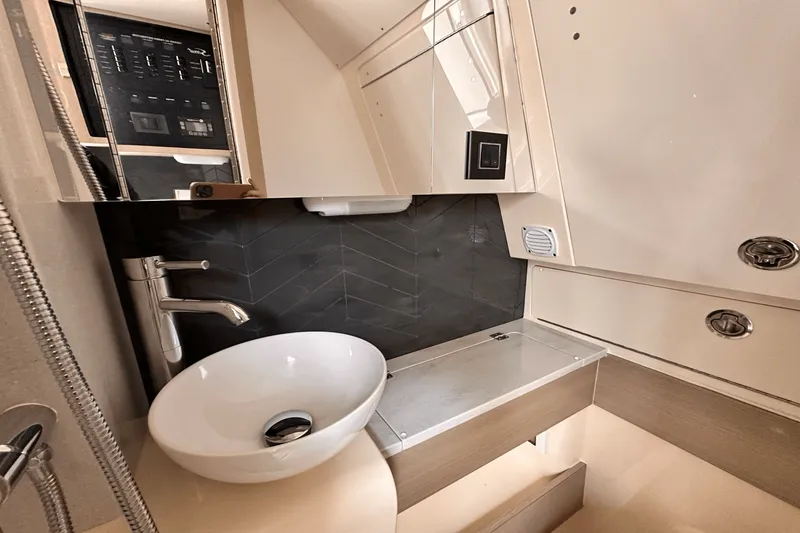 Slide: The Image of Scout 400 LXF 2025 - 38