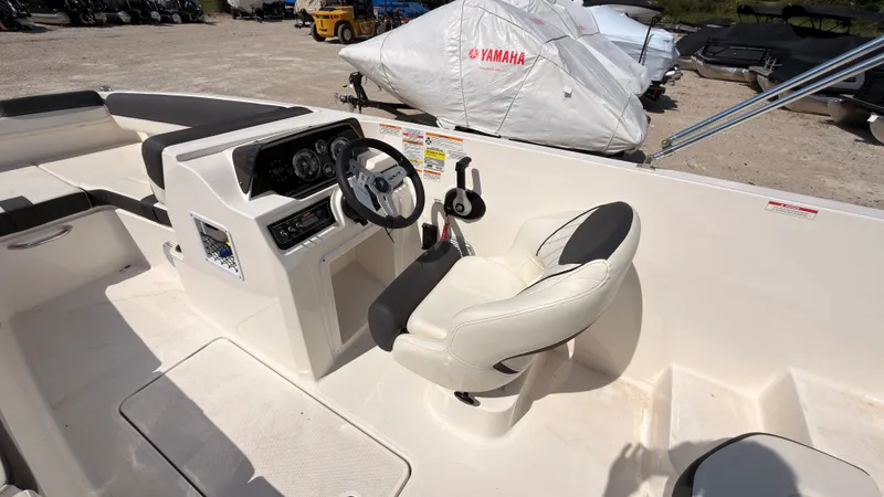 Slide: The Image of Bayliner D20I 2025 - 30