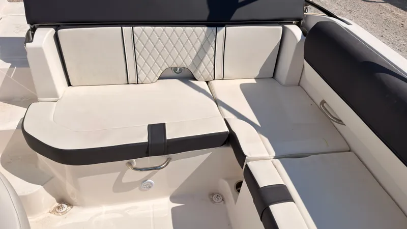 Slide: The Image of Bayliner D20I 2025 - 17