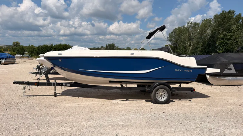 Slide: The Image of Bayliner D20I 2025 - 0