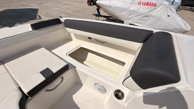Slide: The Image of Bayliner D20I 2025 - 49
