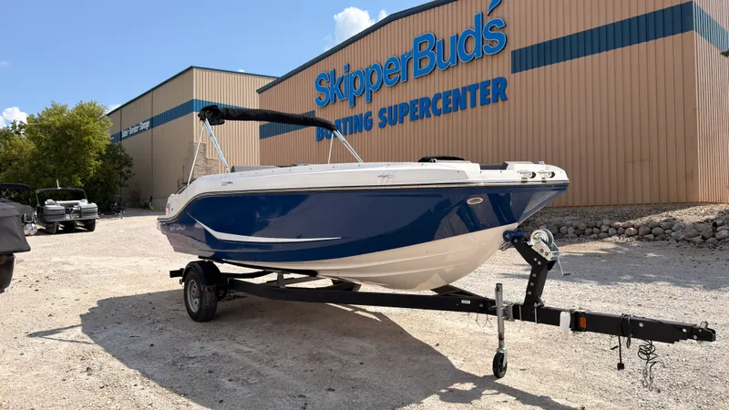 Slide: The Image of Bayliner D20I 2025 - 3
