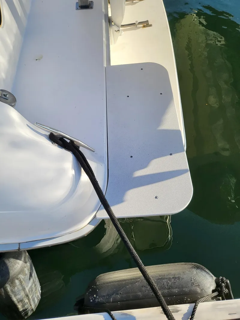 Slide: The Image of 1996 Sea Ray 500 Sundancer swim platform with mooring line and fender in water. - 5