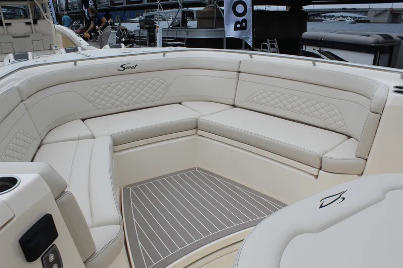 Slide: The Image of Scout 330 LXF 2025 - 14