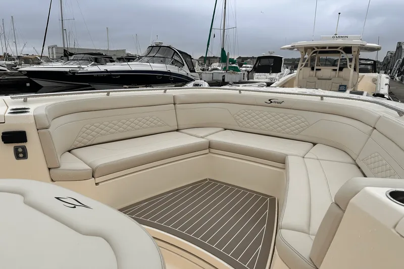 Slide: The Image of Scout 330 LXF 2025 - 15