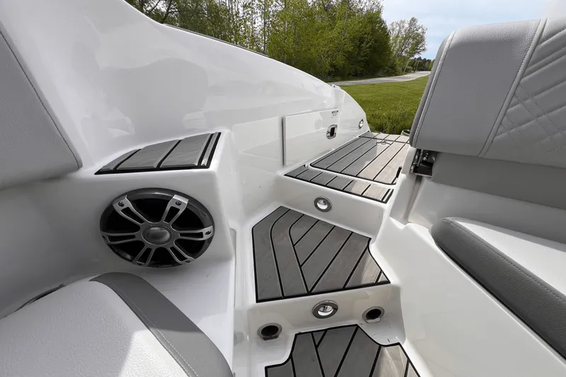 Slide: The Image of Sea Ray SDX 270 Outboard 2025 - 11