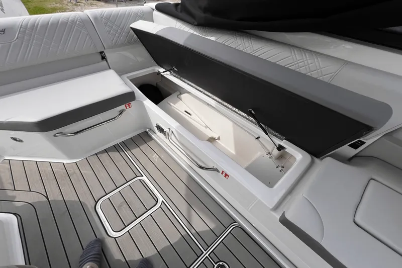 Slide: The Image of Sea Ray SDX 270 Outboard 2025 - 12