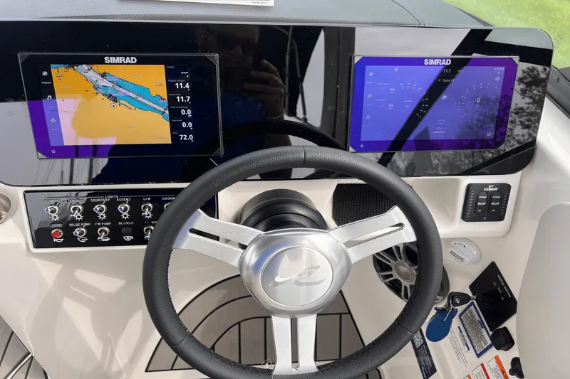 Slide: The Image of Sea Ray SDX 270 Outboard 2025 - 20