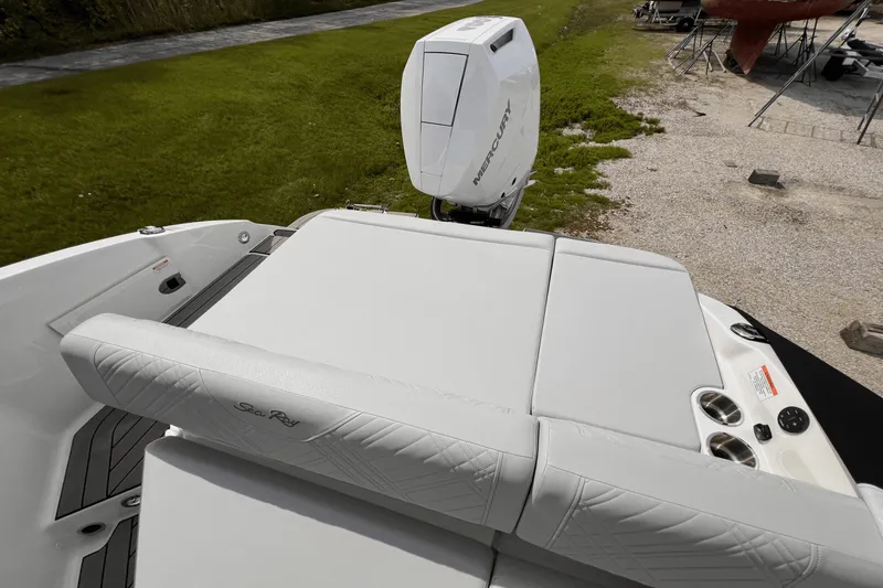 Slide: The Image of Sea Ray SDX 270 Outboard 2025 - 28