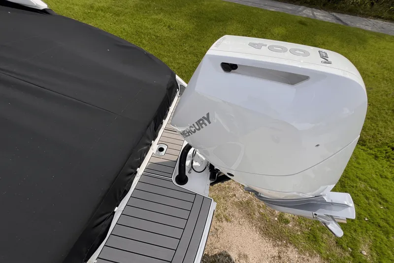 Slide: The Image of Sea Ray SDX 270 Outboard 2025 - 29