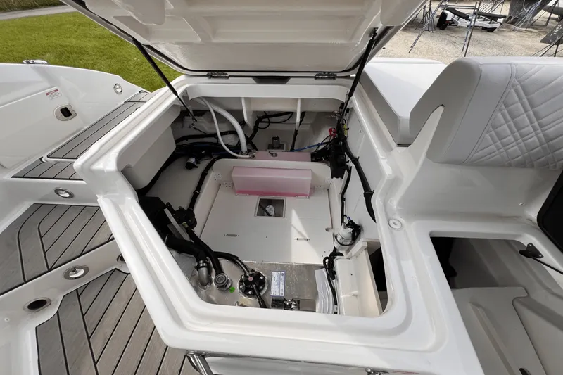 Slide: The Image of Sea Ray SDX 270 Outboard 2025 - 34