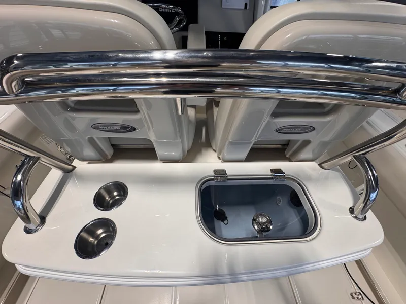 Slide: The Image of Boston Whaler 250 Outrage 2026 - 10