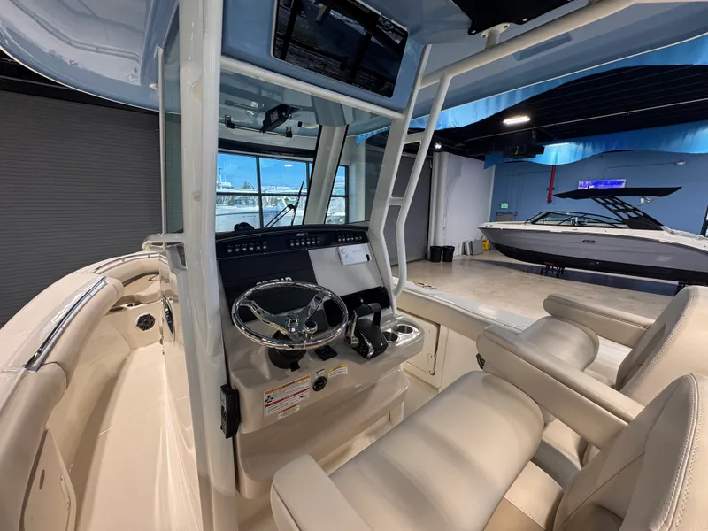 Slide: The Image of Boston Whaler 250 Outrage 2026 - 11