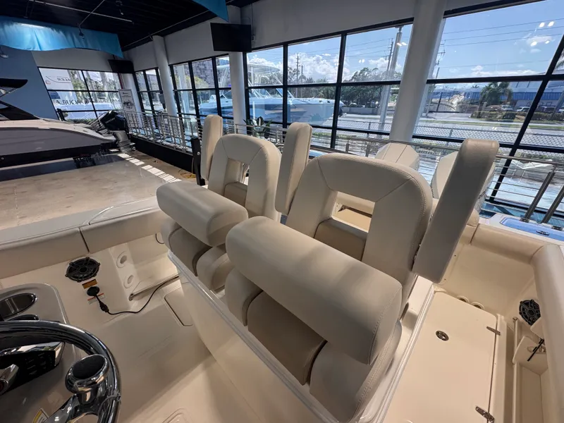 Slide: The Image of Boston Whaler 250 Outrage 2026 - 12