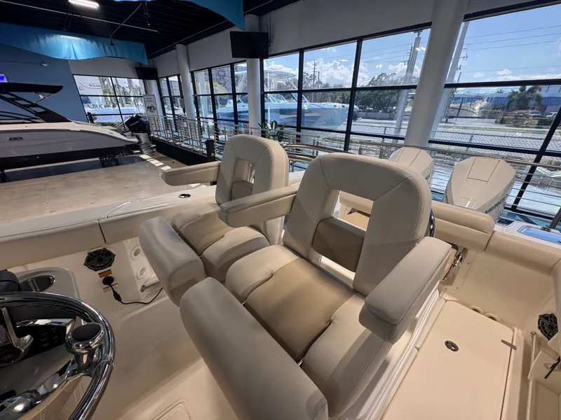 Slide: The Image of Boston Whaler 250 Outrage 2026 - 13