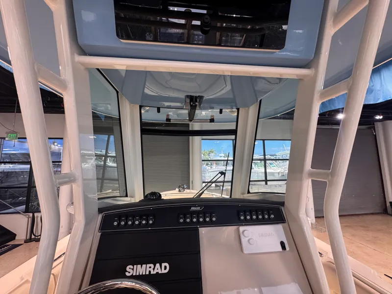 Slide: The Image of Boston Whaler 250 Outrage 2026 - 15
