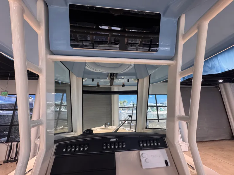 Slide: The Image of Boston Whaler 250 Outrage 2026 - 16