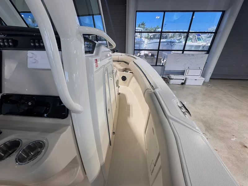 Slide: The Image of Boston Whaler 250 Outrage 2026 - 18