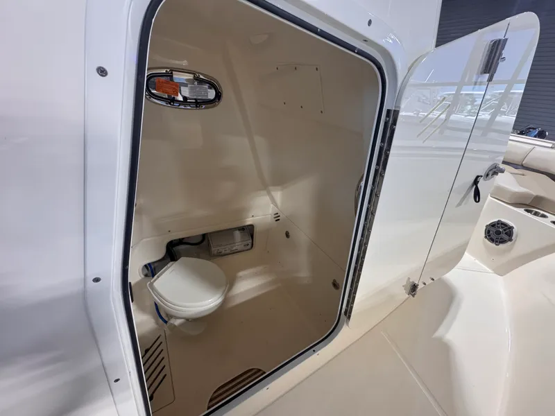 Slide: The Image of Boston Whaler 250 Outrage 2026 - 19