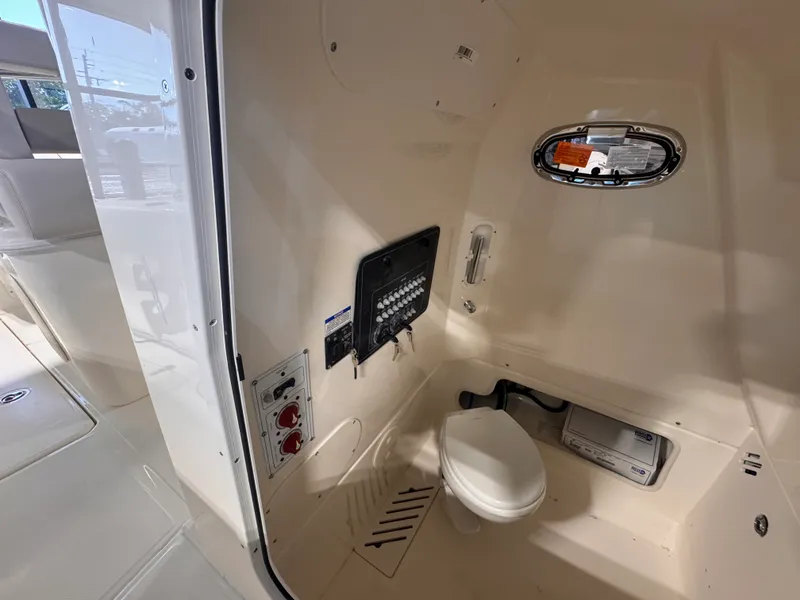 Slide: The Image of Boston Whaler 250 Outrage 2026 - 20
