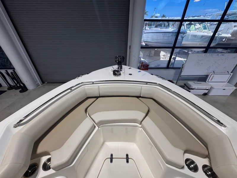 Slide: The Image of Boston Whaler 250 Outrage 2026 - 22