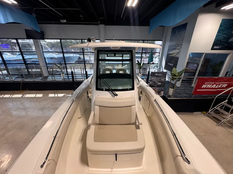 Slide: The Image of Boston Whaler 250 Outrage 2026 - 24