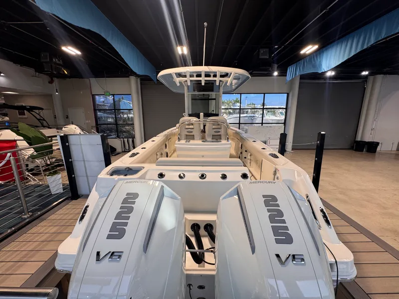 Slide: The Image of Boston Whaler 250 Outrage 2026 - 3