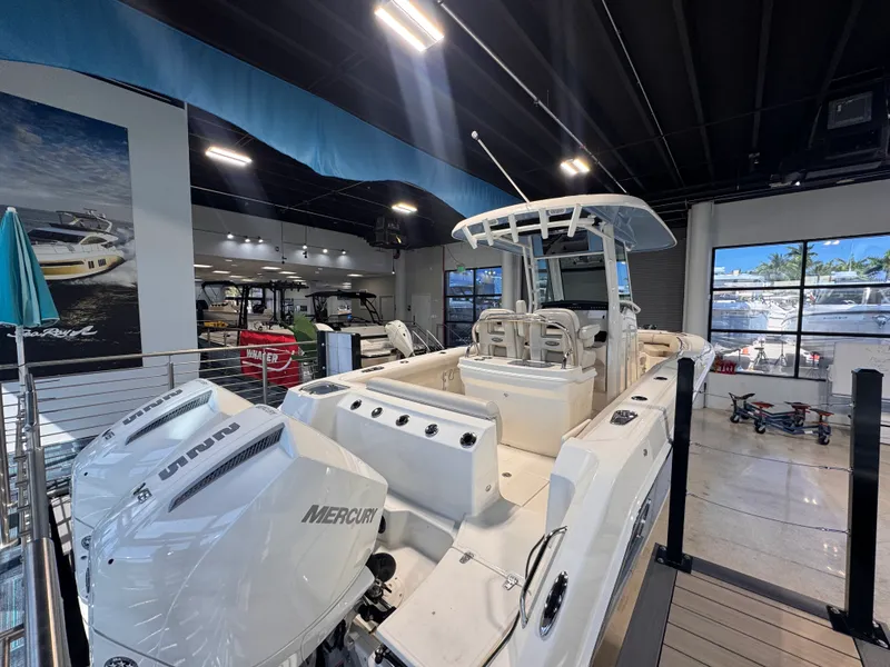 Slide: The Image of Boston Whaler 250 Outrage 2026 - 4