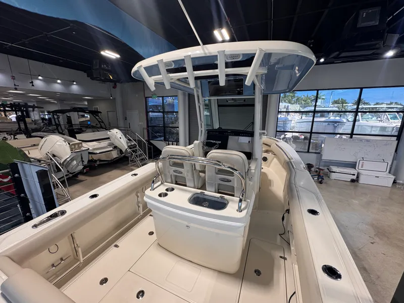 Slide: The Image of Boston Whaler 250 Outrage 2026 - 5