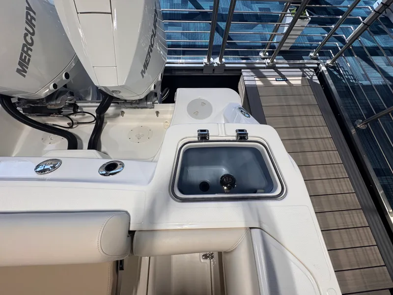Slide: The Image of Boston Whaler 250 Outrage 2026 - 8